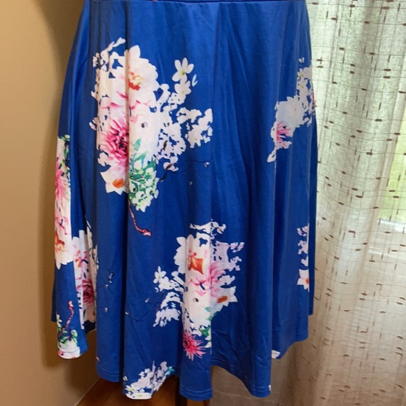 Halter dress in blue with floral pattern. - Picture 3 of 4